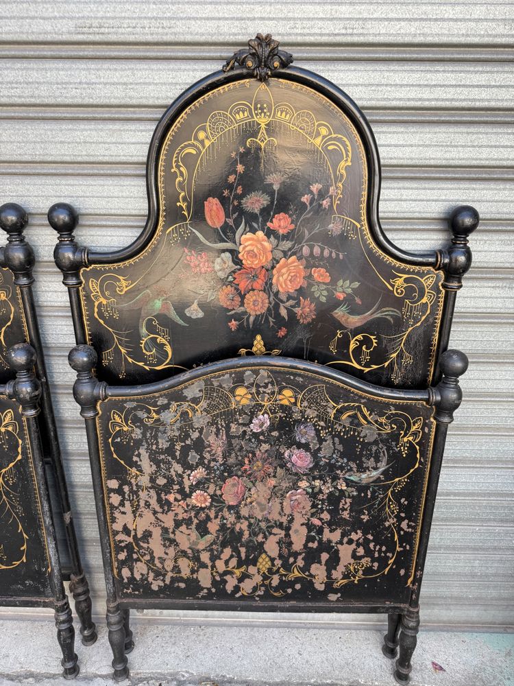 Coppia di letti gemelli in lamiera nera del XIX secolo, decorati con fiori dipinti, periodo Napoleone III