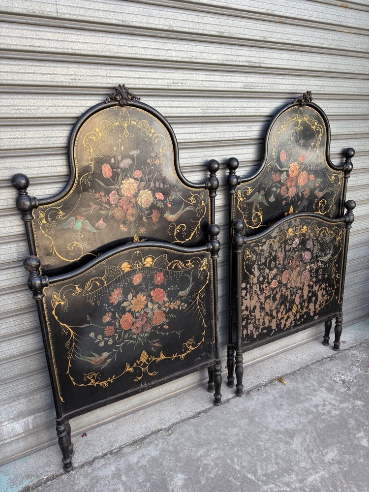 Coppia di letti gemelli in lamiera nera del XIX secolo, decorati con fiori dipinti, periodo Napoleone III