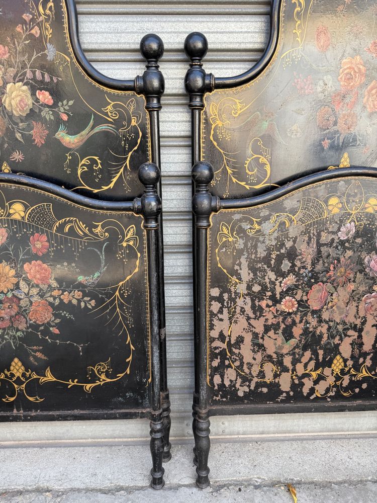 Coppia di letti gemelli in lamiera nera del XIX secolo, decorati con fiori dipinti, periodo Napoleone III