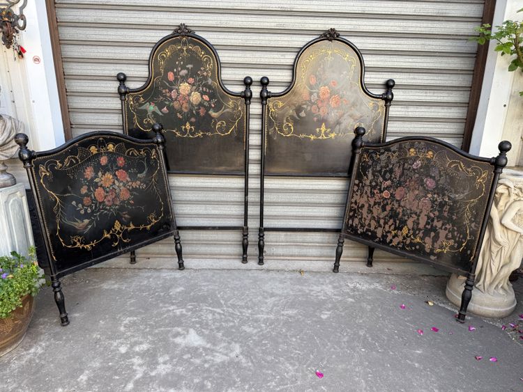 Coppia di letti gemelli in lamiera nera del XIX secolo, decorati con fiori dipinti, periodo Napoleone III