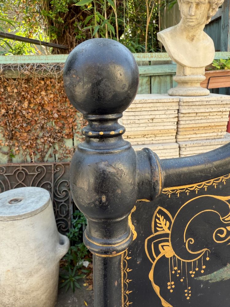 Coppia di letti gemelli in lamiera nera del XIX secolo, decorati con fiori dipinti, periodo Napoleone III