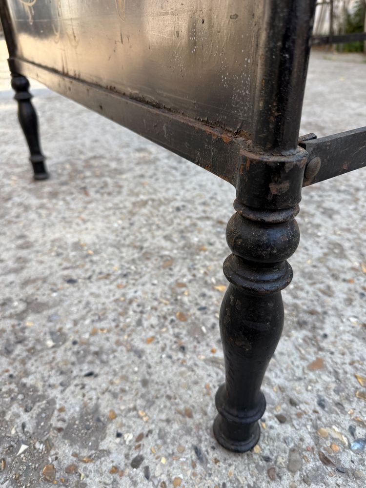 Coppia di letti gemelli in lamiera nera del XIX secolo, decorati con fiori dipinti, periodo Napoleone III