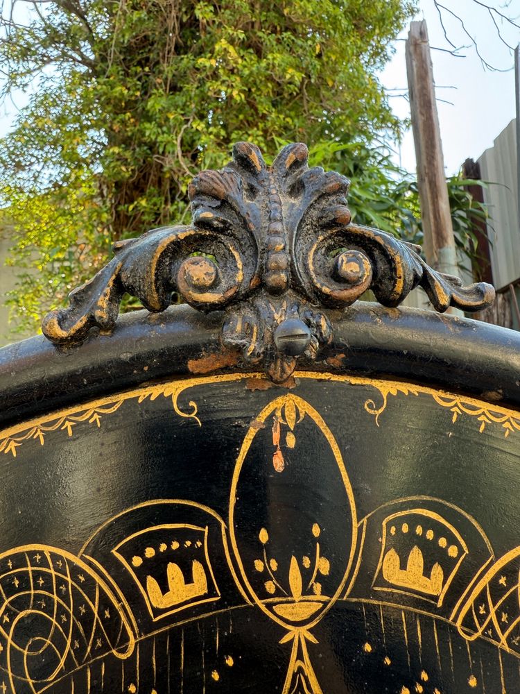 Coppia di letti gemelli in lamiera nera del XIX secolo, decorati con fiori dipinti, periodo Napoleone III