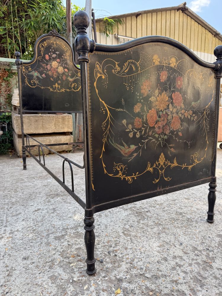 Coppia di letti gemelli in lamiera nera del XIX secolo, decorati con fiori dipinti, periodo Napoleone III