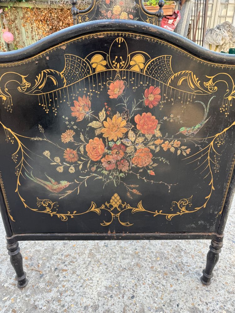 Coppia di letti gemelli in lamiera nera del XIX secolo, decorati con fiori dipinti, periodo Napoleone III