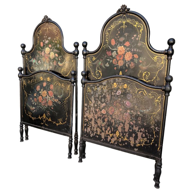 Coppia di letti gemelli in lamiera nera del XIX secolo, decorati con fiori dipinti, periodo Napoleone III