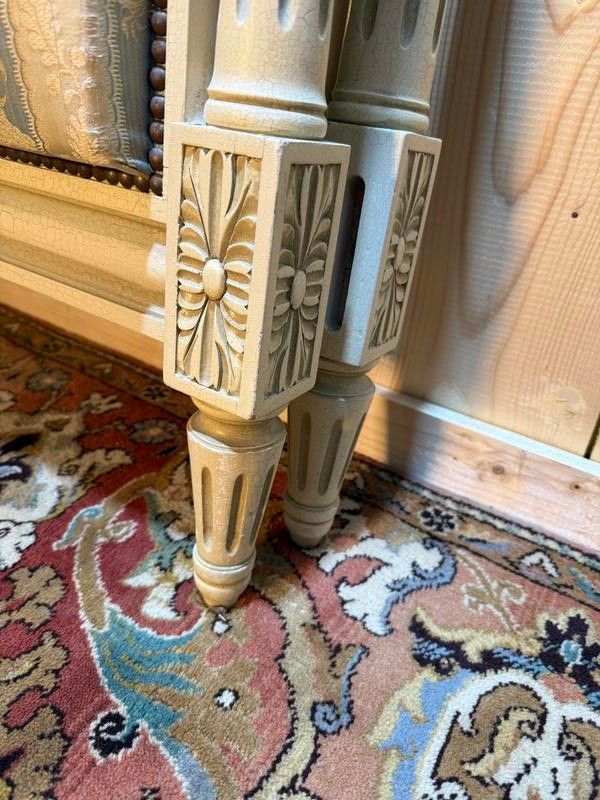 Lit capitonné de style Louis XVI en bois beige 
