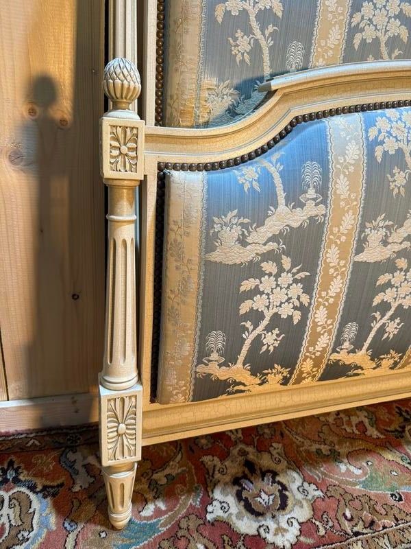 Lit capitonné de style Louis XVI en bois beige 