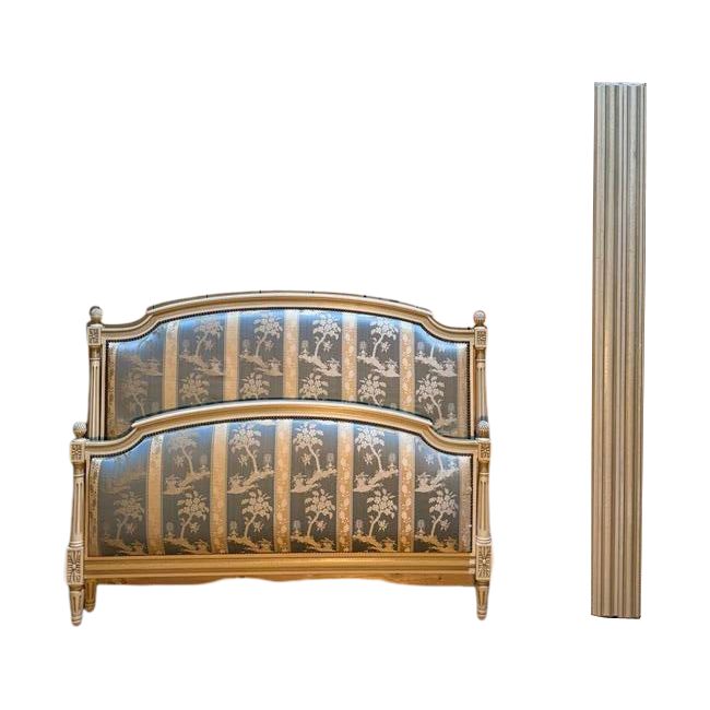 Lit capitonné de style Louis XVI en bois beige 