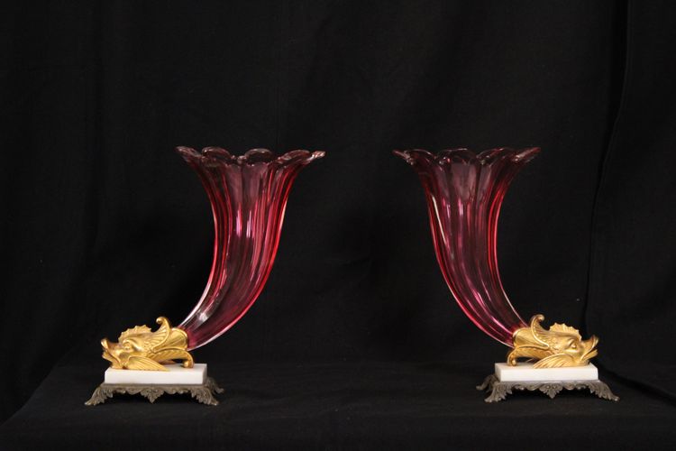 Paire de vases rythons en verre rubis doré, Russie, milieu du XIXes