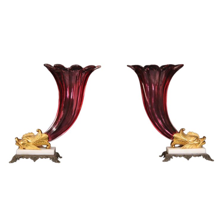 Paire de vases rythons en verre rubis doré, Russie, milieu du XIXes