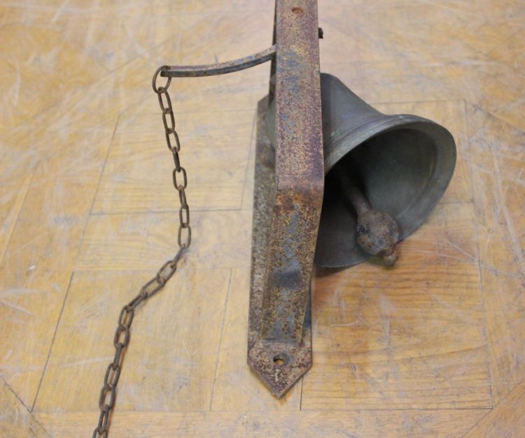 Cloche de maison et son support vers 1900