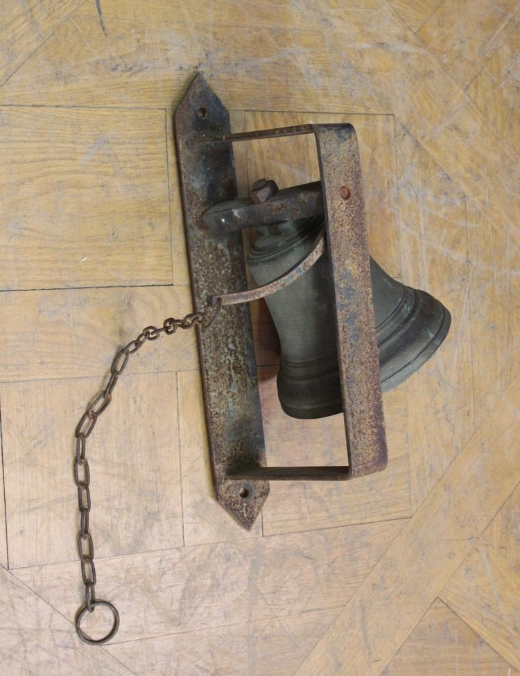 Cloche de maison et son support vers 1900