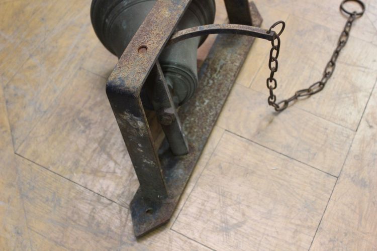 Cloche de maison et son support vers 1900