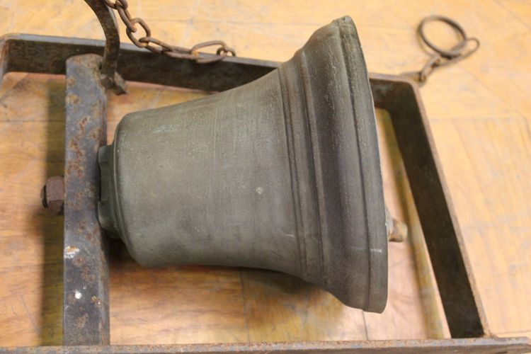 Cloche de maison et son support vers 1900
