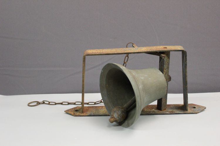 Cloche de maison et son support vers 1900