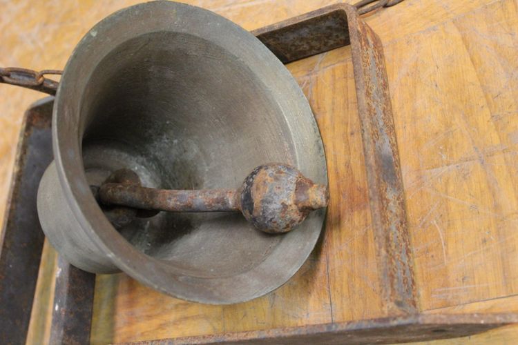 Cloche de maison et son support vers 1900