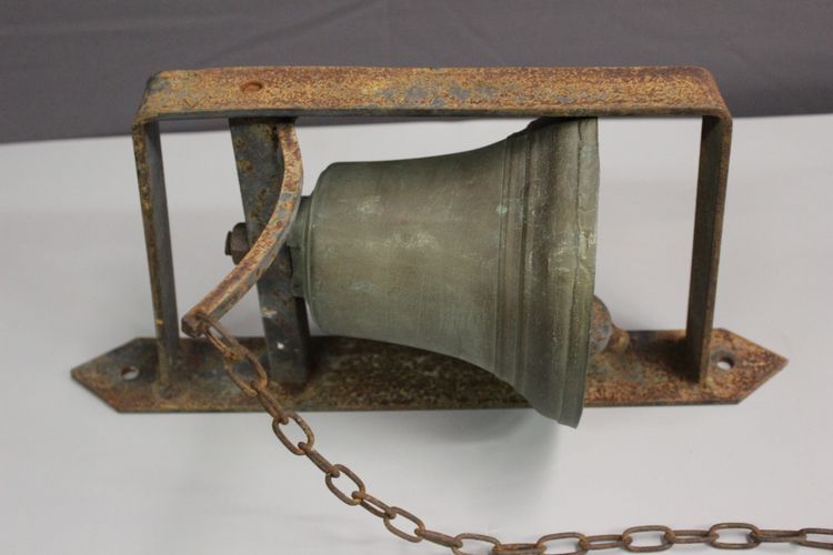 Cloche de maison et son support vers 1900
