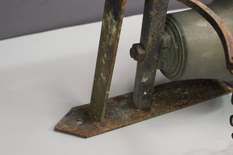 Cloche de maison et son support vers 1900