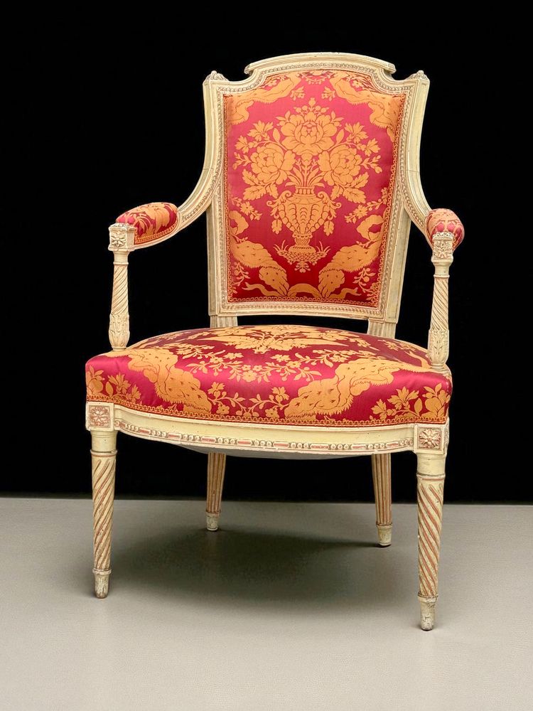 COPPIA DI POLTRONE EPOCA LUIGI XVI CON GAMBE A SPIRALE IN LEGNO LACCATO E TESSUTO
