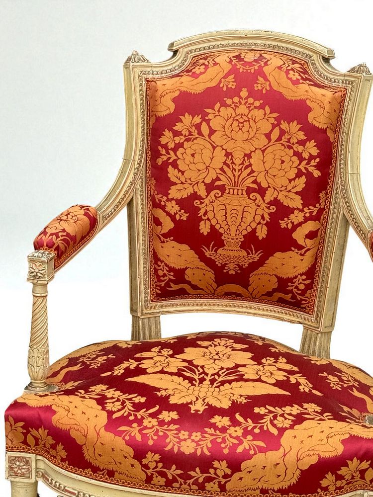 COPPIA DI POLTRONE EPOCA LUIGI XVI CON GAMBE A SPIRALE IN LEGNO LACCATO E TESSUTO