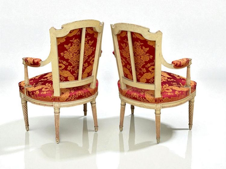 COPPIA DI POLTRONE EPOCA LUIGI XVI CON GAMBE A SPIRALE IN LEGNO LACCATO E TESSUTO