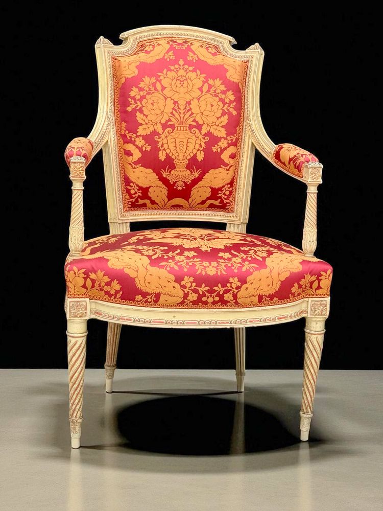 COPPIA DI POLTRONE EPOCA LUIGI XVI CON GAMBE A SPIRALE IN LEGNO LACCATO E TESSUTO