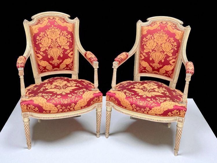 COPPIA DI POLTRONE EPOCA LUIGI XVI CON GAMBE A SPIRALE IN LEGNO LACCATO E TESSUTO