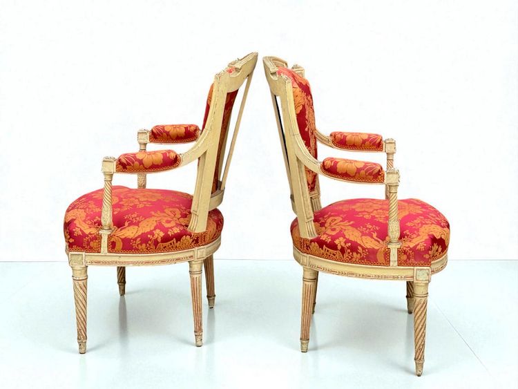 COPPIA DI POLTRONE EPOCA LUIGI XVI CON GAMBE A SPIRALE IN LEGNO LACCATO E TESSUTO