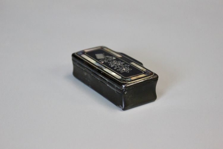 Tabatière en corne et incrustation fin XIX