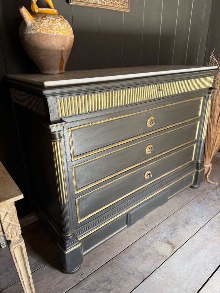 Napoleon III Kommode aus dem Ende des 19. Jahrhunderts, reiche Patina in Schwarz und Gold