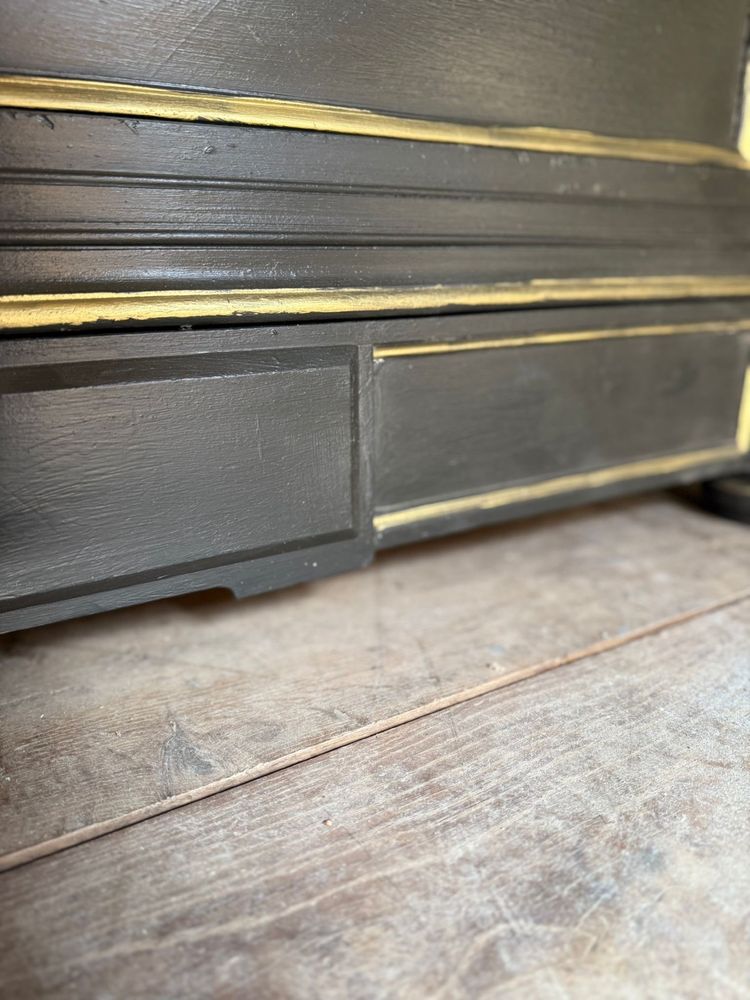 Napoleon III Kommode aus dem Ende des 19. Jahrhunderts, reiche Patina in Schwarz und Gold
