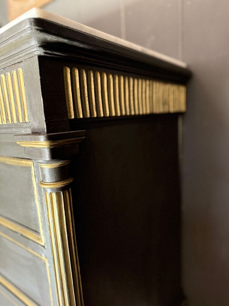 Napoleon III Kommode aus dem Ende des 19. Jahrhunderts, reiche Patina in Schwarz und Gold
