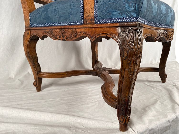 Fauteuil en noyer sculpté époque Régence