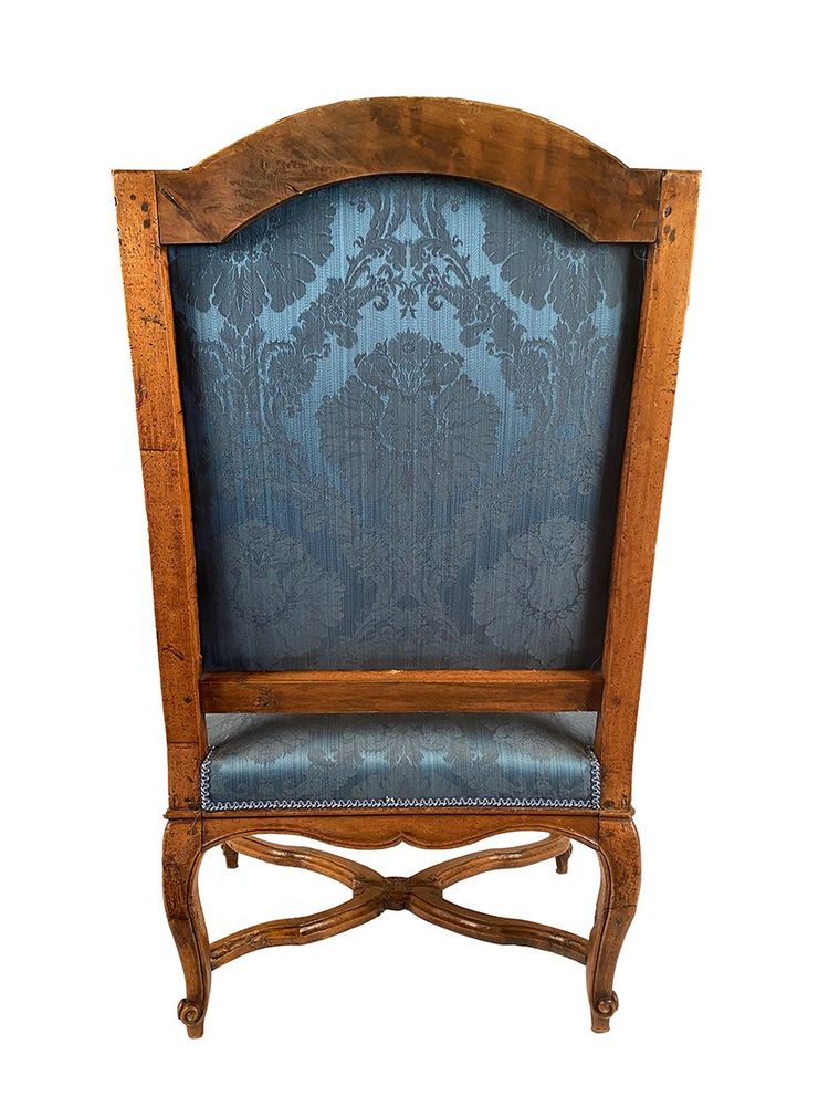 Fauteuil en noyer sculpté époque Régence
