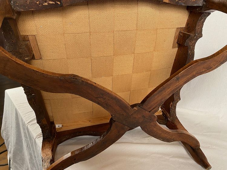 Fauteuil en noyer sculpté époque Régence