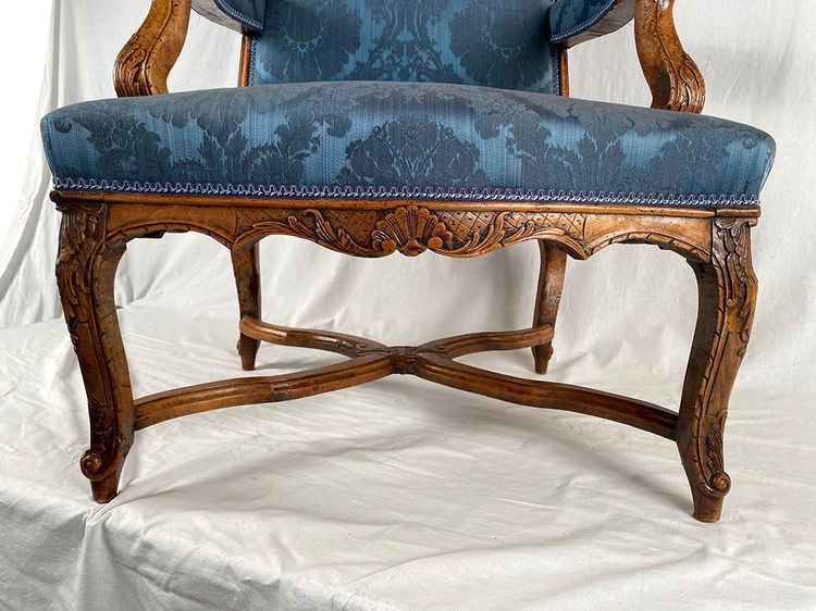 Fauteuil en noyer sculpté époque Régence