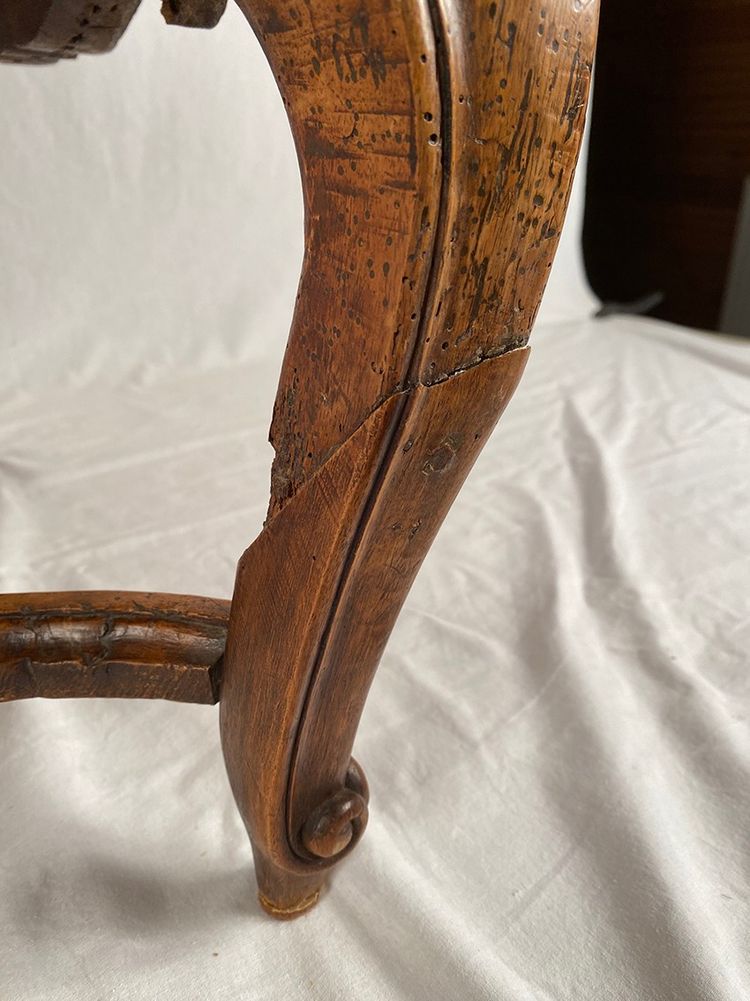 Fauteuil en noyer sculpté époque Régence