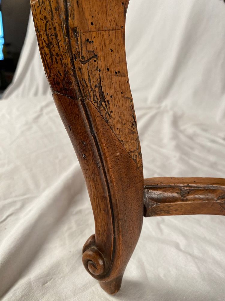 Fauteuil en noyer sculpté époque Régence