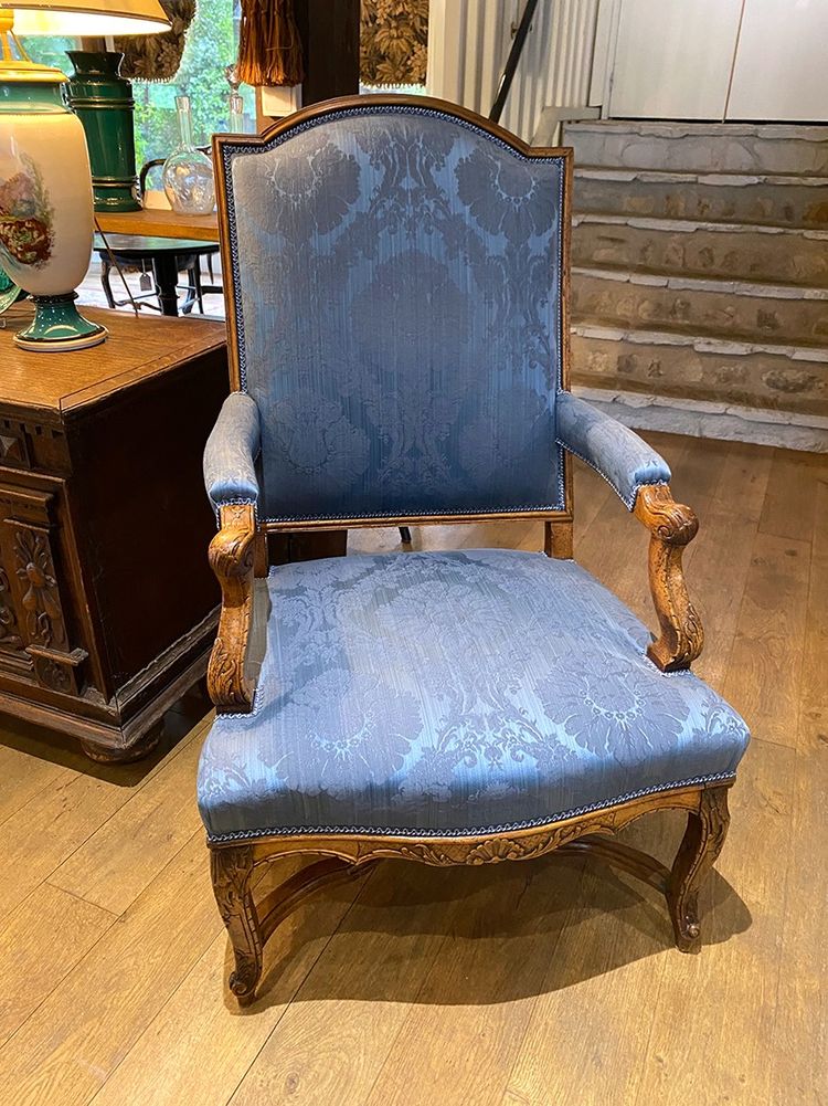 Fauteuil en noyer sculpté époque Régence