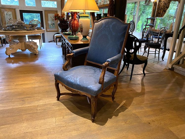 Fauteuil en noyer sculpté époque Régence