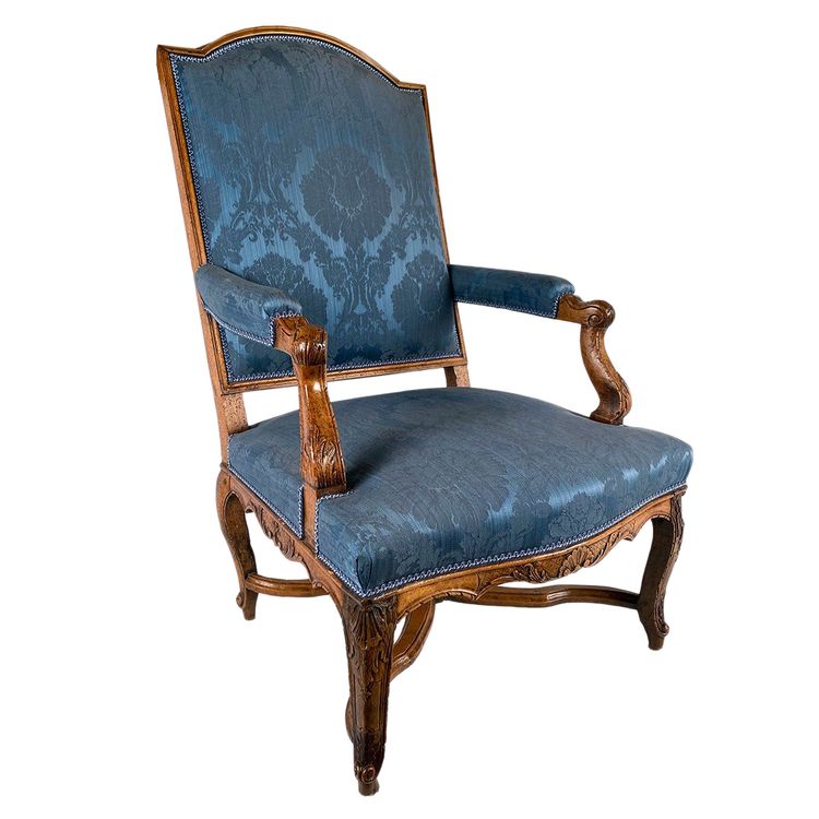 Fauteuil en noyer sculpté époque Régence