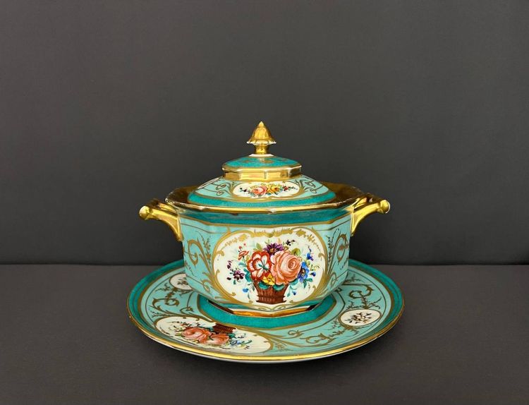 Bonbonschale mit Deckel und Untertasse aus französischem Porzellan, verziert mit Türkis, Gold und Blumen.