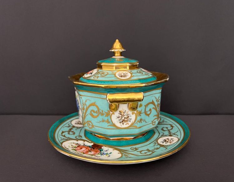 Bonbonschale mit Deckel und Untertasse aus französischem Porzellan, verziert mit Türkis, Gold und Blumen.