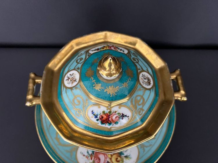 Bonbonschale mit Deckel und Untertasse aus französischem Porzellan, verziert mit Türkis, Gold und Blumen.