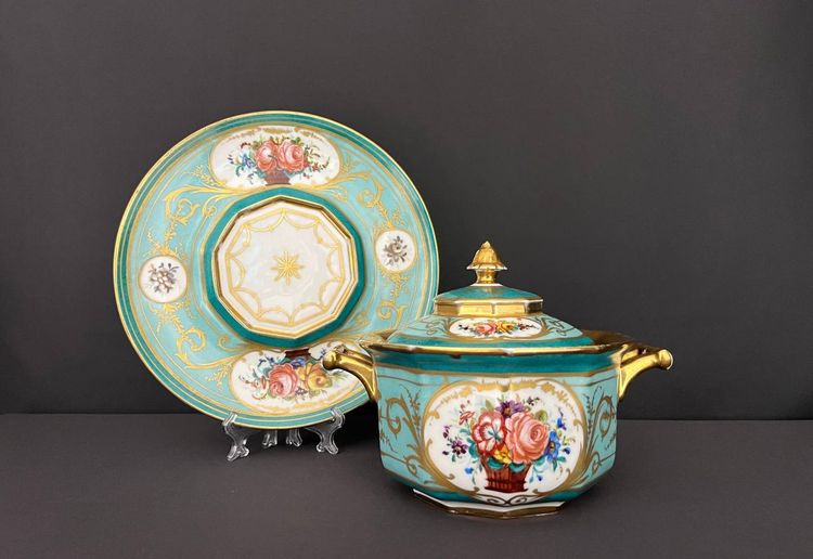 Bonbonschale mit Deckel und Untertasse aus französischem Porzellan, verziert mit Türkis, Gold und Blumen.