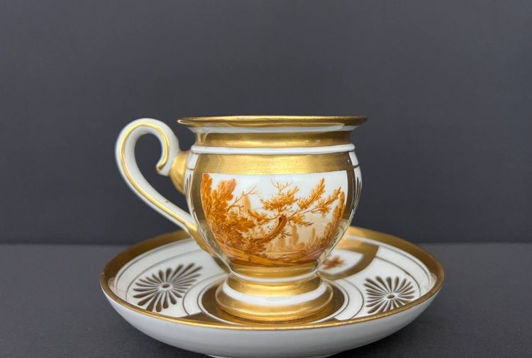 TAZZA E PIATTINO IN PORCELLANA FRANCESE, DORATURA E DECORAZIONE SEPPIA, FINE XIX - INIZIO XX SECOLO