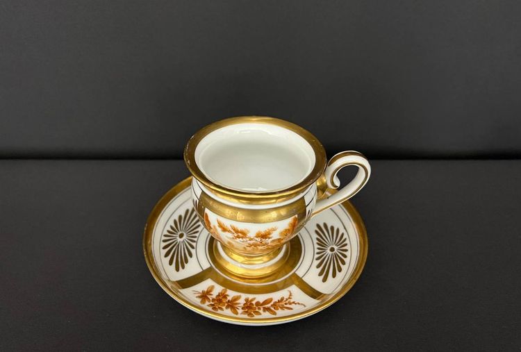 TAZZA E PIATTINO IN PORCELLANA FRANCESE, DORATURA E DECORAZIONE SEPPIA, FINE XIX - INIZIO XX SECOLO