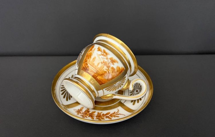TAZZA E PIATTINO IN PORCELLANA FRANCESE, DORATURA E DECORAZIONE SEPPIA, FINE XIX - INIZIO XX SECOLO