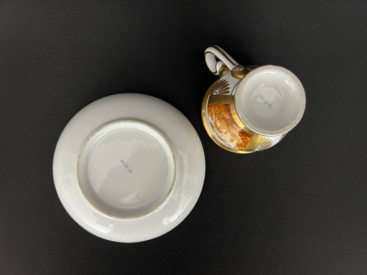TAZZA E PIATTINO IN PORCELLANA FRANCESE, DORATURA E DECORAZIONE SEPPIA, FINE XIX - INIZIO XX SECOLO